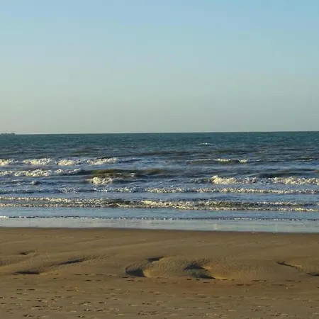 In By The Beach, Cleaning Included Lägenhet