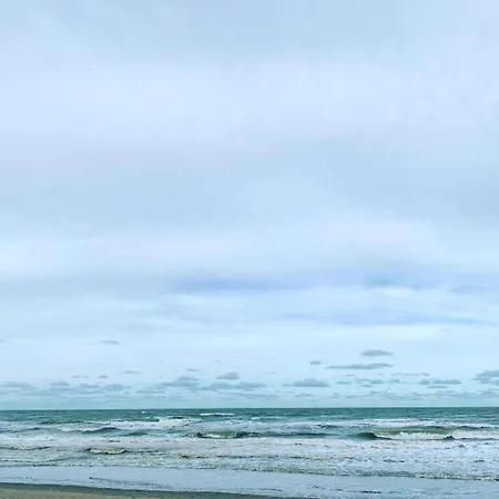 In By The Beach, Cleaning Included Lägenhet